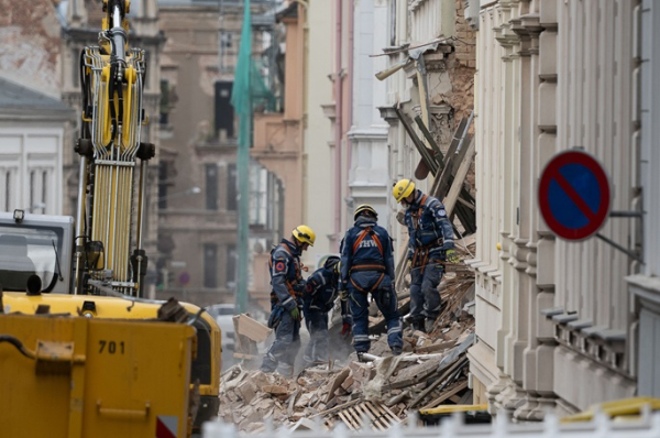 Search for missing trio resumes under collapsed building in Germany Search for missing trio resumes under collapsed building in Germany
