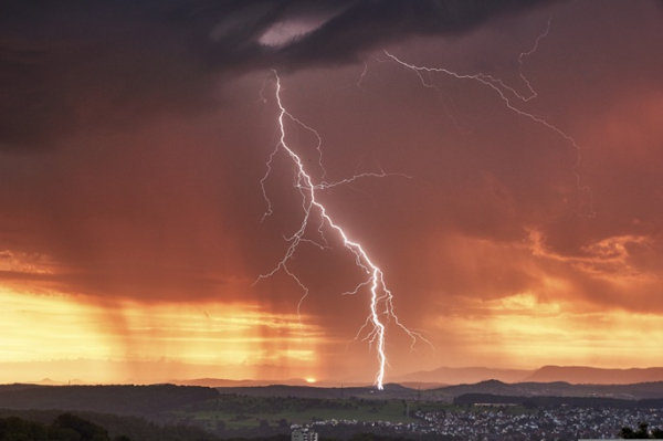 Thunderstorms knock out power to thousands in Latvia Thunderstorms knock out power to thousands in Latvia